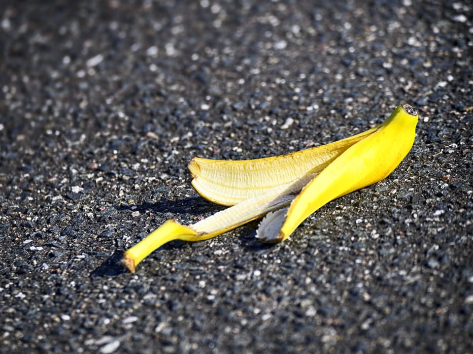 Bananenschale auf Asphalt.