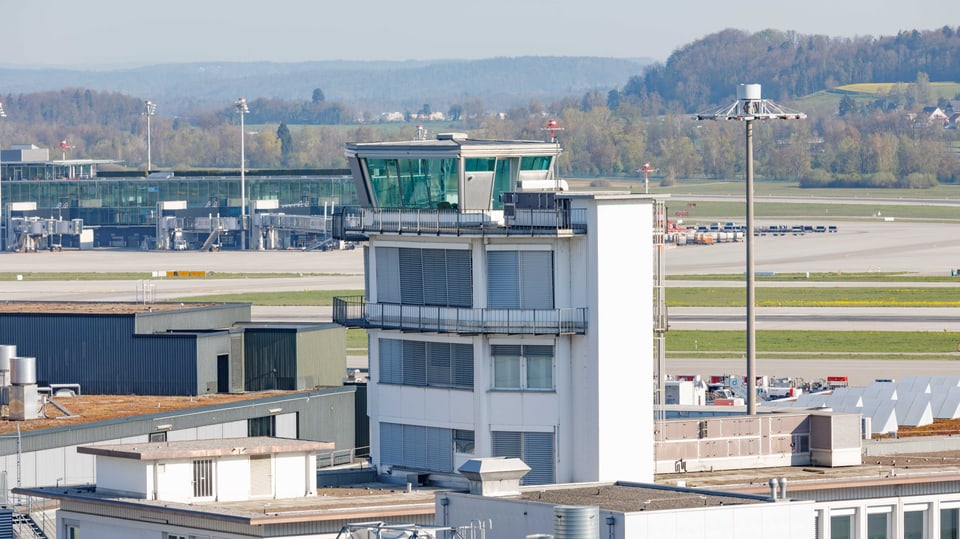 Der alte Kontrollturm des Flughafen Zürich. Rundherum sieht man die Pisten.