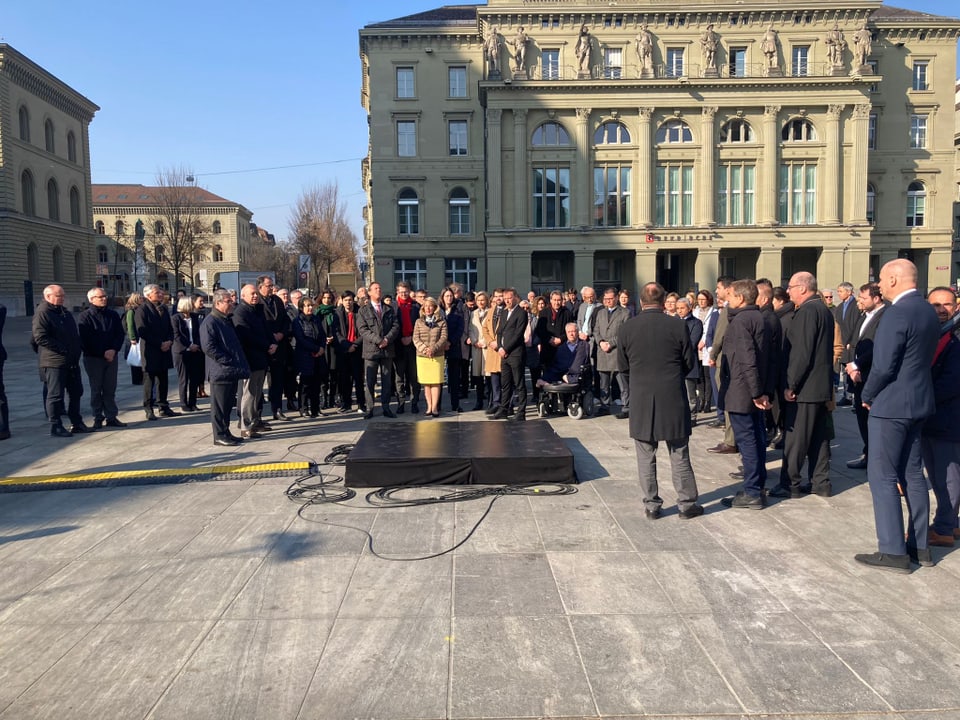 Ratsmitglieder vom Nationalrat auf dem Bundesplatz, um an die Opfer des Krieges in der Ukraine zu gedenken.