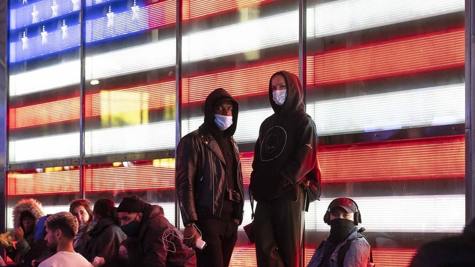 Amerikanerinnen und Amerikaner verfolgen die Wahlnacht am Times Square in New York City. 