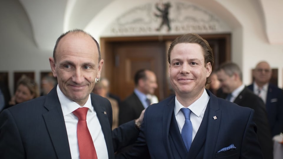 Der abtretende Regierungsrat und sein Nachfolger: Matthias Weishaupt posiert an den Gesamterneuerungswahlen vom 10. Februar 2019 in Herisau mit Yves Noël Balmer.