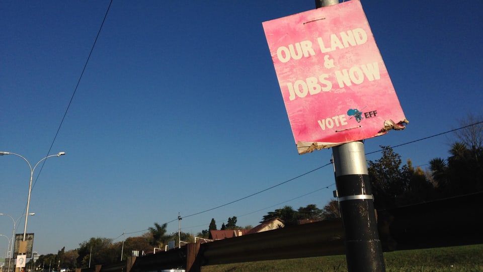 Wahlplakat an einer Strasse. Darauf steht: Unser Land und Jobs jetzt.