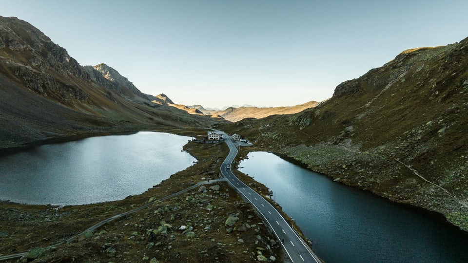 Pässe in Graubünden: Flüelapass mit den zwei Seen recht und links