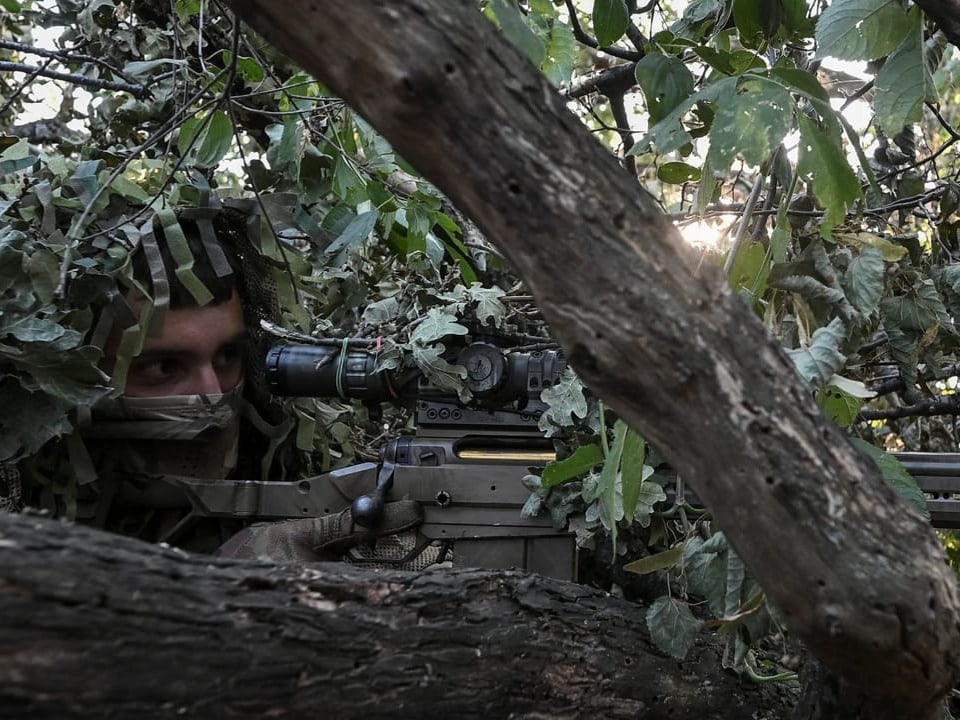 Sniper with Waffe in Unterholz