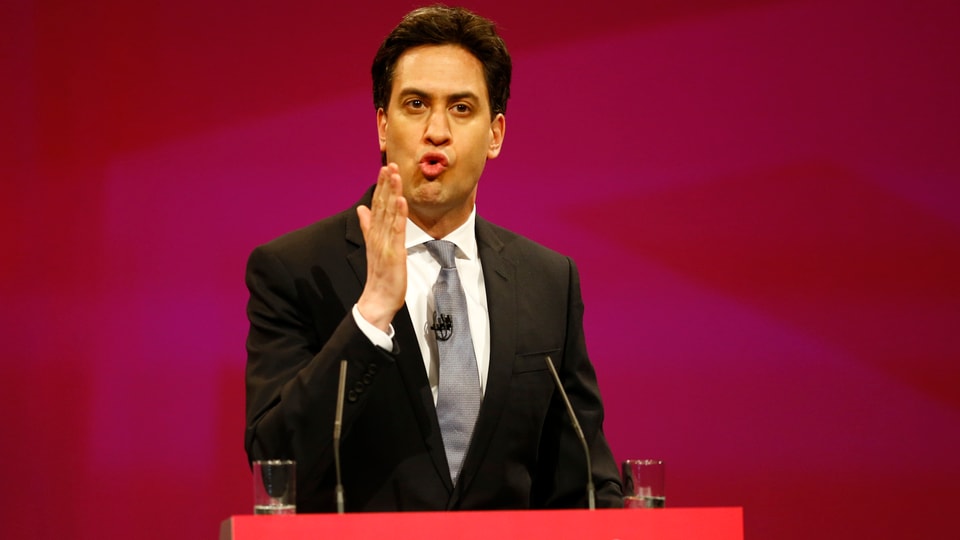 Ed Milliband spricht mit erhobener Hand