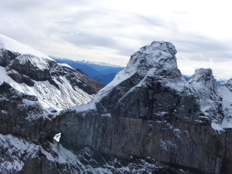 Berg mit Schnee bedeckt