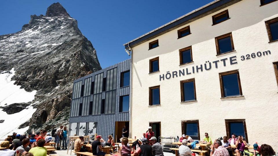 Die Hörnlihütte bei strahlendem Sonnenschein.