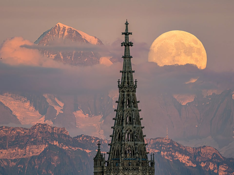 Mond und Kirchturm