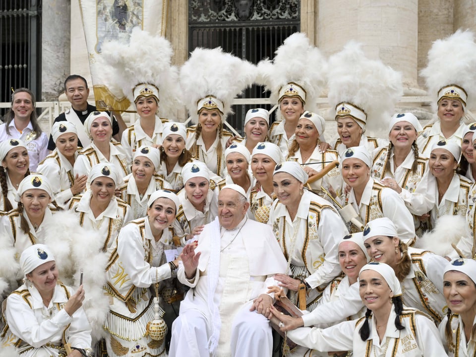 Papst mit grosser Gruppe in traditioneller Kleidung.