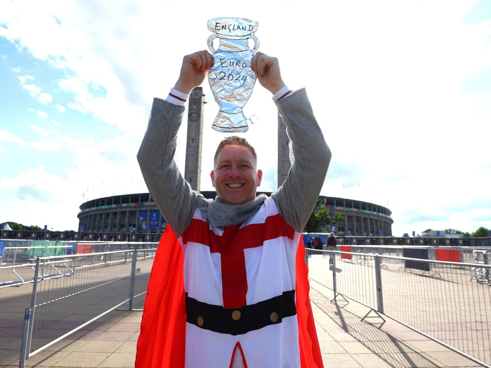 Englischer Fan hält vor dem Olympiastadion in Berlni einen selbstgemachten Pokal in die Höhe