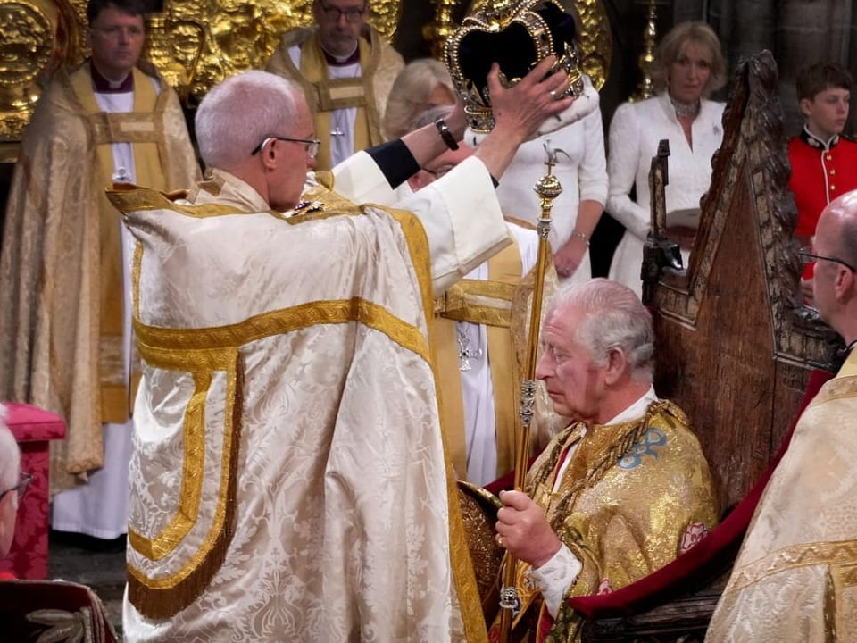 Zeremonielle Krönung in einer Kirche.