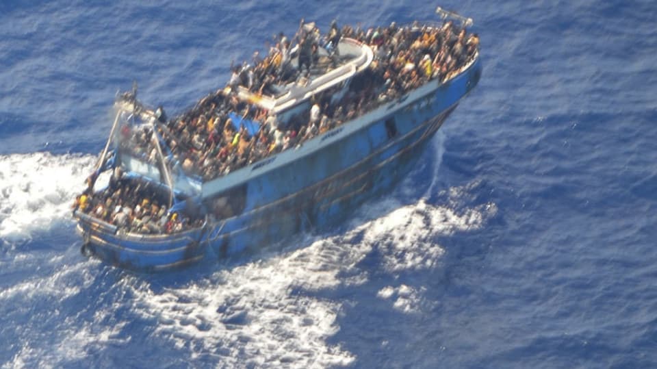 Viele Flüchtlinge auf einem Boot.
