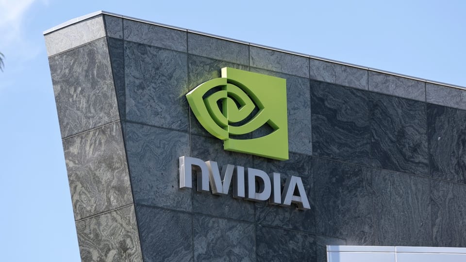 Nvidia-Logo an einem Gebäude.
