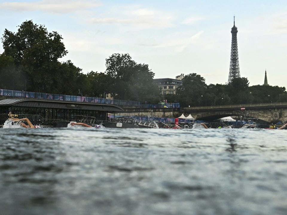 Schwimmer im Fluss neben dem Eiffelturm.