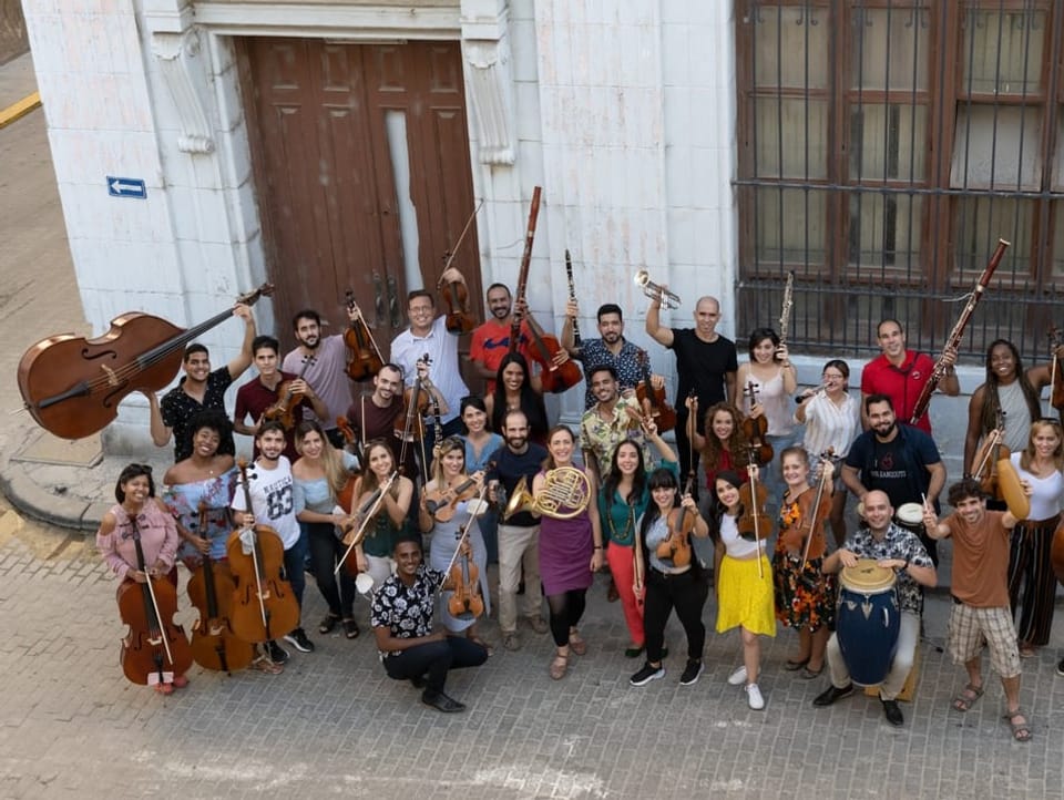 Vogelperspektive der Ochestermitglieder des Havana Lyceum Orchestra.