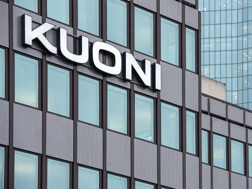 Kuoni-Logo auf Hausfassade.