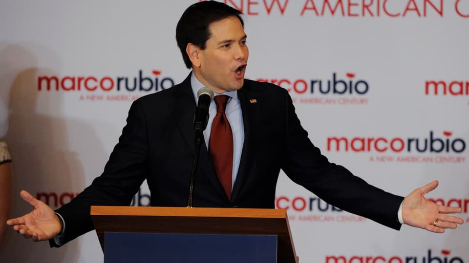 Marco Rubio an einem Rednerpult mit ausgebreiteten Armen