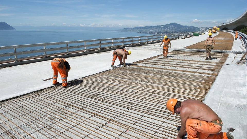 Bauarbeiter hoch über dem Genferssee auf einem Viadukt