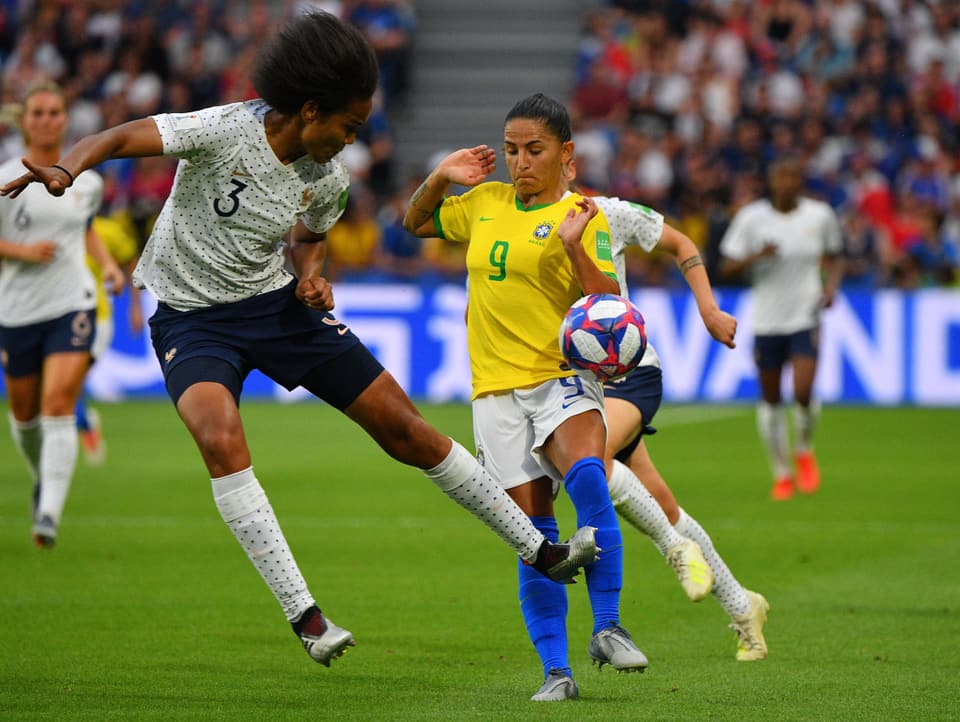 Frankreichs Wendie Renard im Zweikampf mit Brasiliens Debinha.