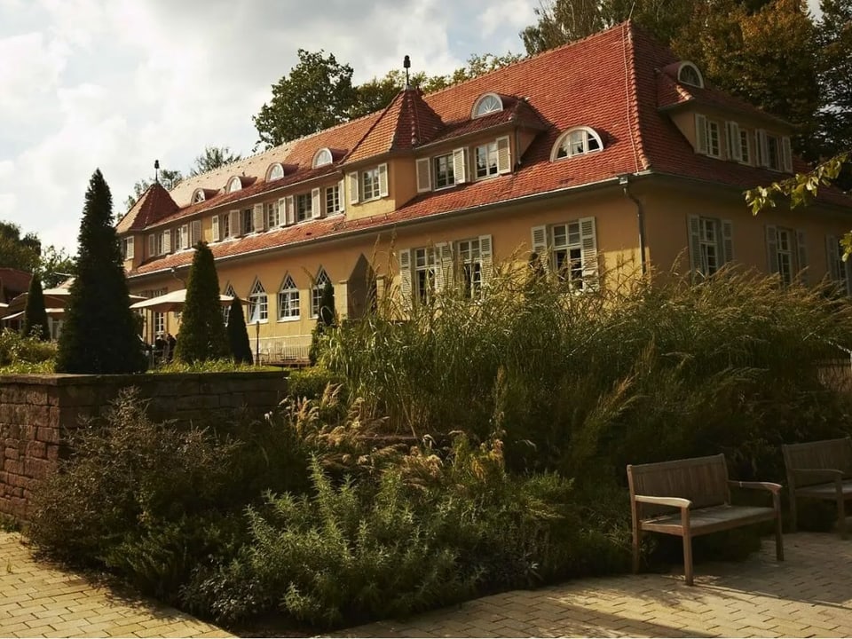 Die Anlage befindet sich an ruhiger Lage am Stadtrand.