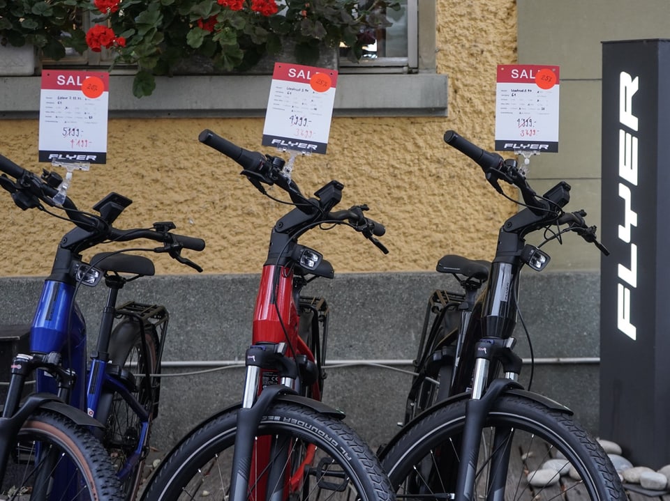 Elektro-Velos in einer Reihe mit der Beschriftung «Sale».