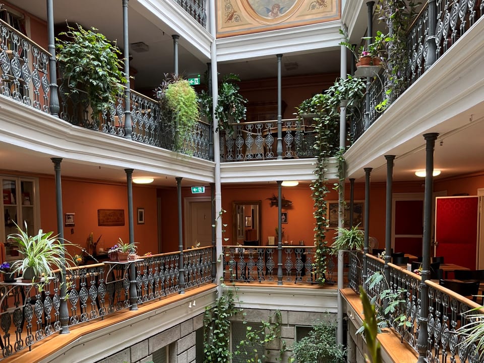 Blick vom ersten Stock in den Innenhof 'Atrium'