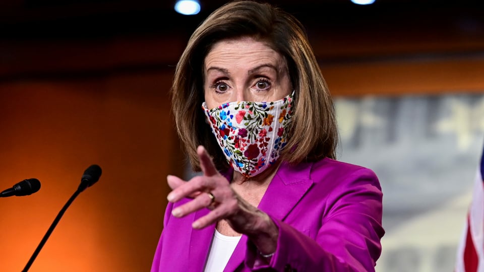 Nancy Pelosi an einer Medienkonferenz mit Maske