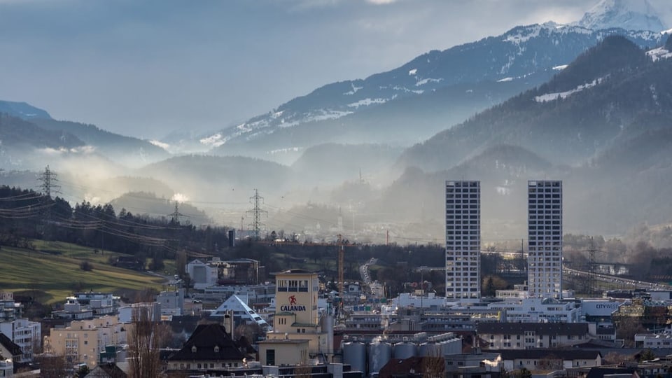 Blick auf die Stadt Chur mit zwei auffälligen Türmen.