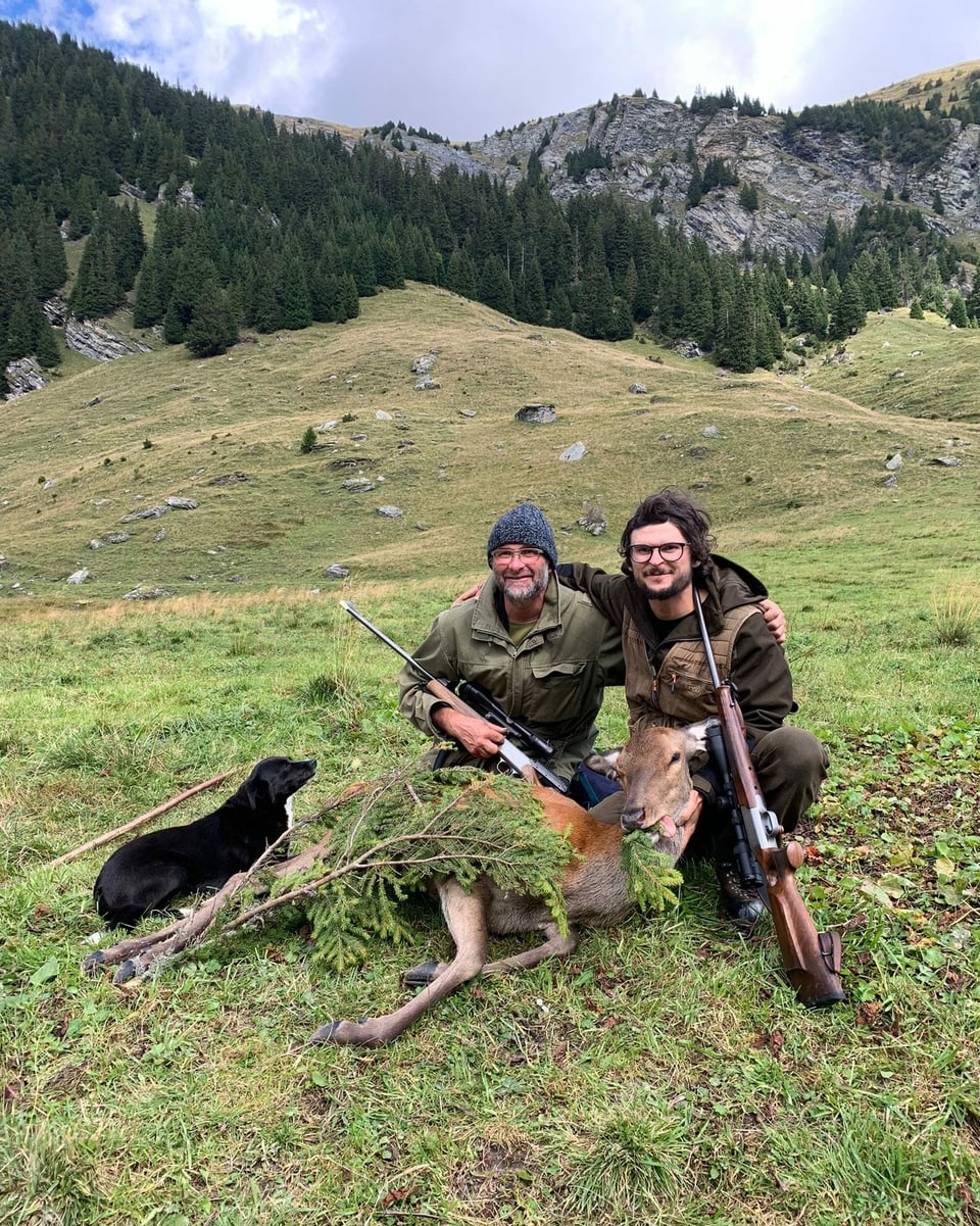 Otmar Cadruvi e Silvan Cathomen cun ina vatga-tschierv sin l'Alp Rubi sur Breil.