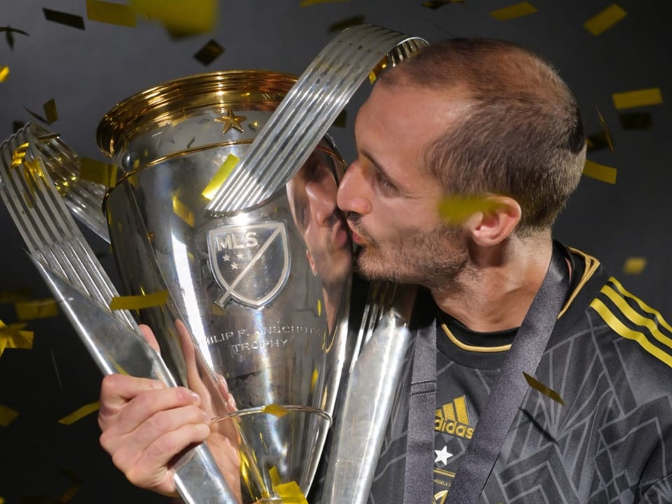 Chiellini küsst Trophäe