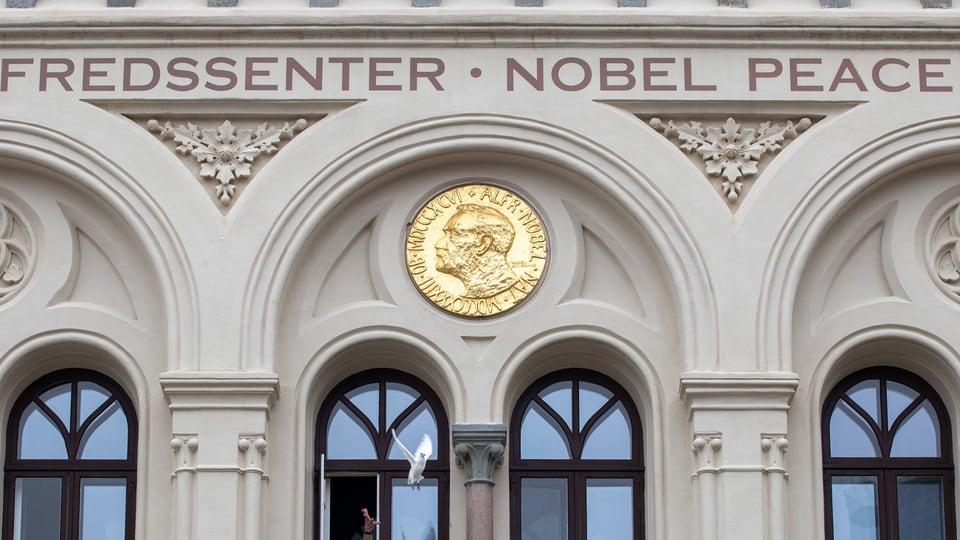 Gebäude mit Nobel-Friedenszentrum-Emblem.