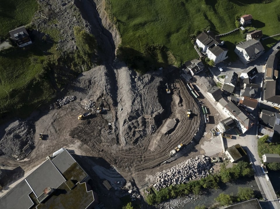 Ein halbrunder Schutzdamm soll Schwanden vor neuen Erdrutschen schützen.