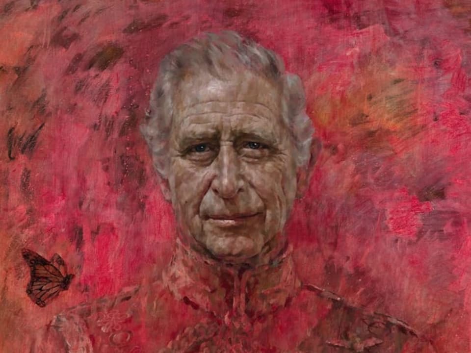 Porträt eines älteren Mannes vor rotem Hintergrund.