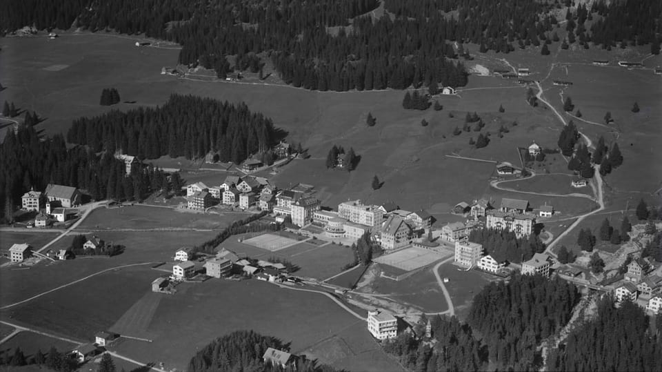 Blick auf die Hotels in Lenzerheide und das bereits mehr bebaute Quartier Clois in Lenzerheide 1947