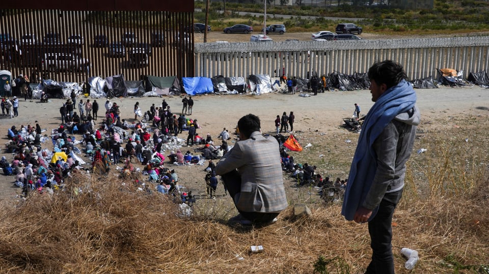 Migranten warten an der mexikanisch-amerikanischen Grenze.