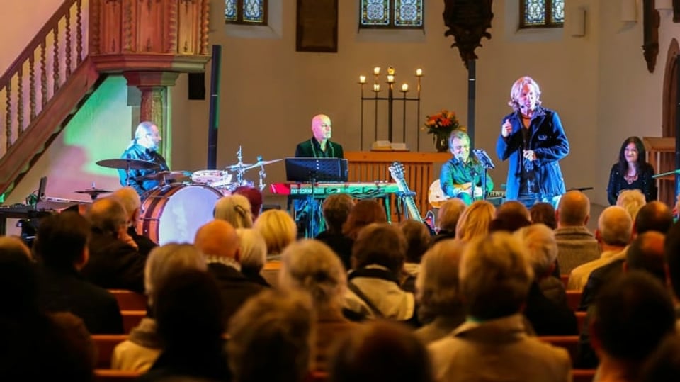 Reto Nägelin mit Band in einer Kirche vor Publokum