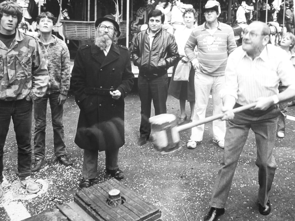 Mann mit grossem Holzhammer in der Hand