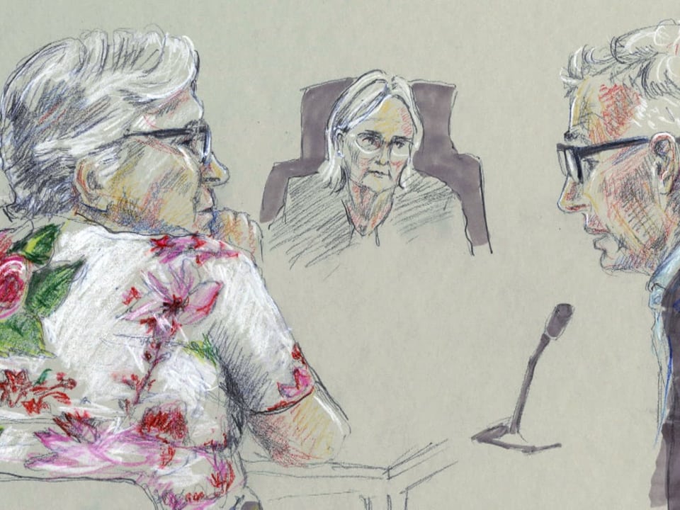 Gerichtsskizze: Links eine Seniorin in geblümter Bluse, in der Mitte eine Richterin, rechts ein Anwalt