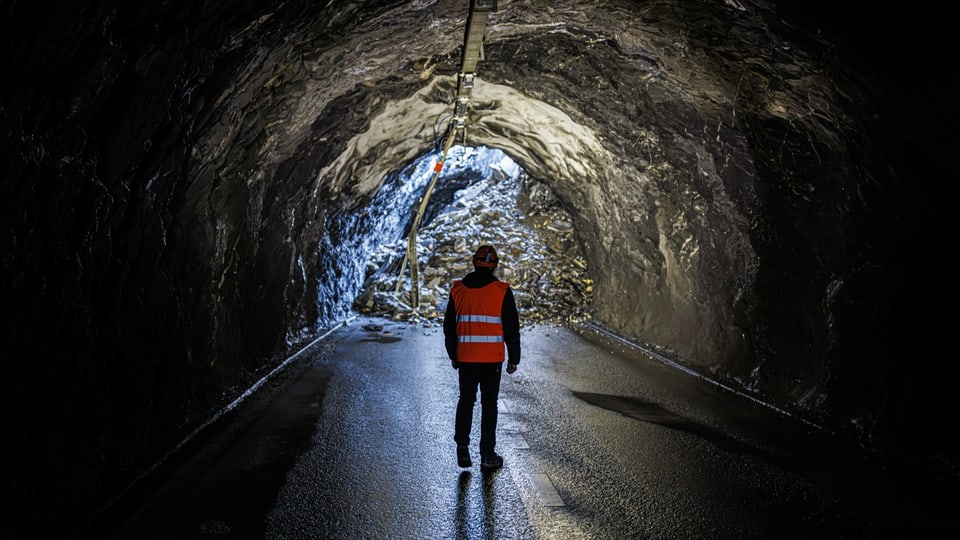 Im Tunnel in Riddes (VS) kam am Samstagabend die Decke herunter.