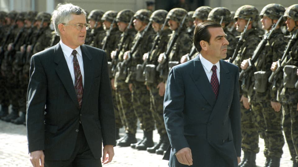 Bundespräsident Kaspar Villiger schreitet mit dem chilenischen Staatspräsidenten Eduardo Frei die Militärparade ab. 