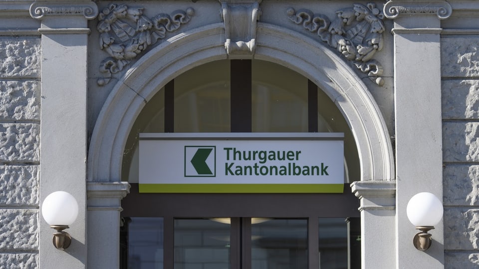 Eingang einer Thurgauer Kantonalbank mit Schild