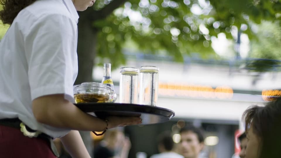 Eien Frau serviert in einem Restaurant Getränke.