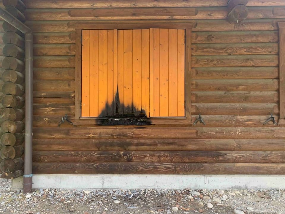 Spuren eines Brandes an einer Holzhütte