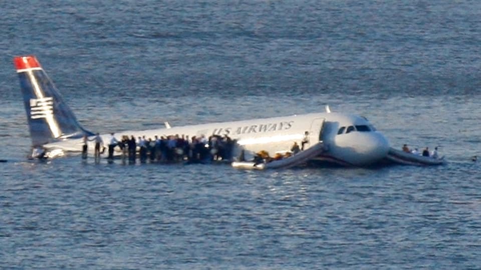 Passagiere stehen nach der Notlandung auf den Tragflächen der U.S.-Airways-Maschine im Wasser