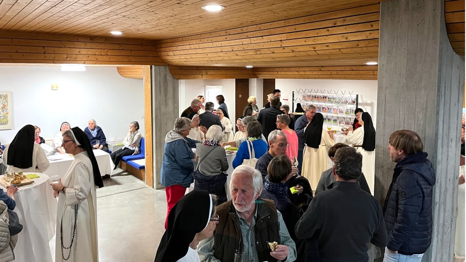 Verschiedene Leute bei einem Apéro im Kloster der Dominikanerinnen in Ilanz (Graubünden).