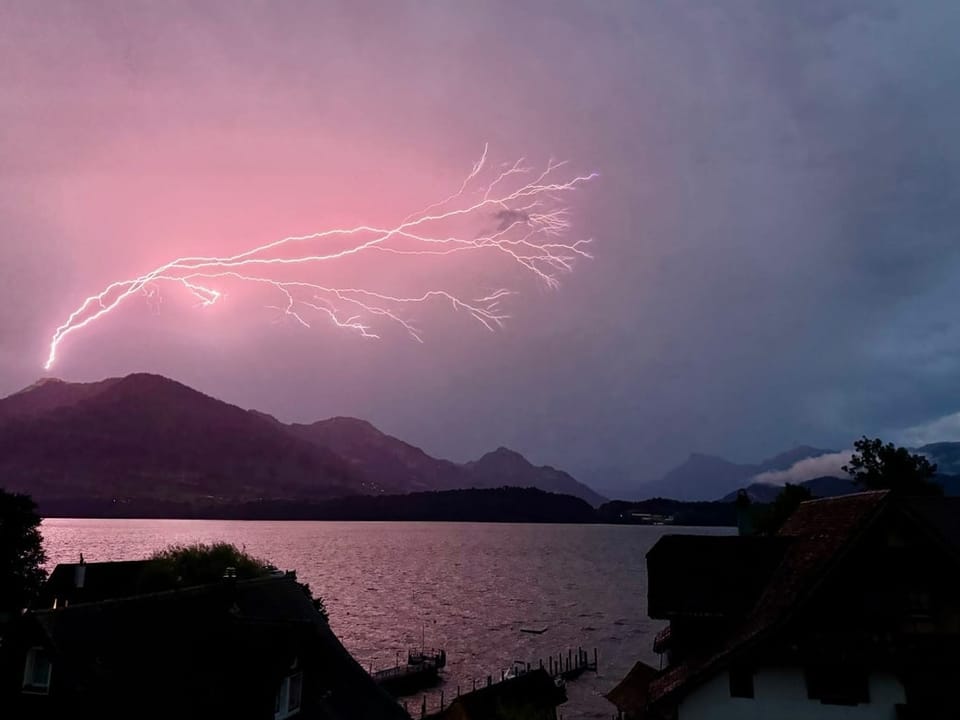 Ein Blitz über der Bergspitze