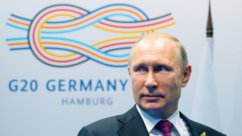 Wladimir Putin vor dem G20-Logo
