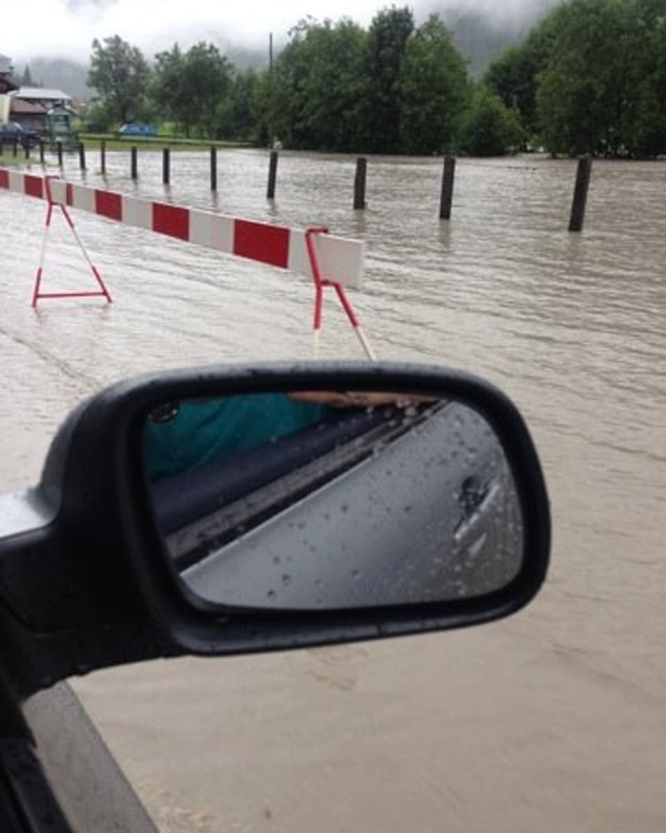 Hochwasser auf der Strasse.