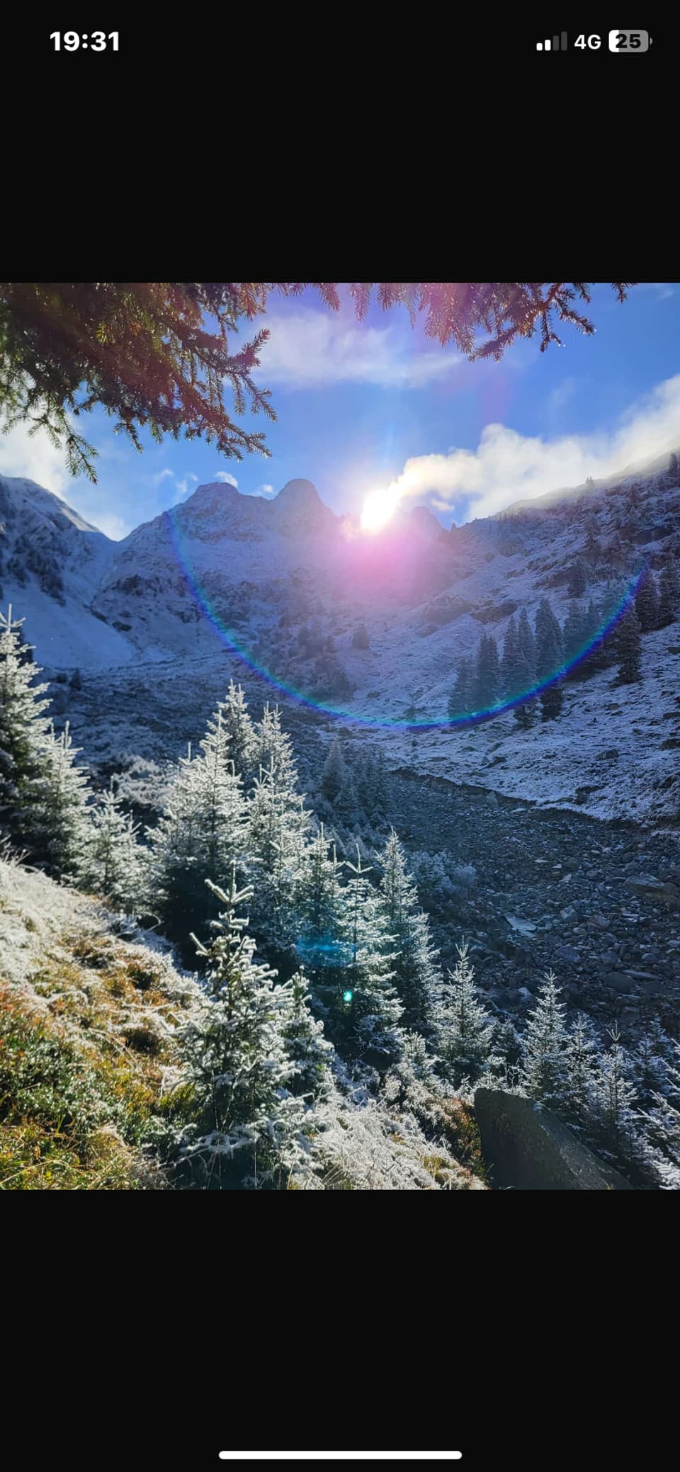 Verschneite Berglandschaft mit Sonnenaufgang.