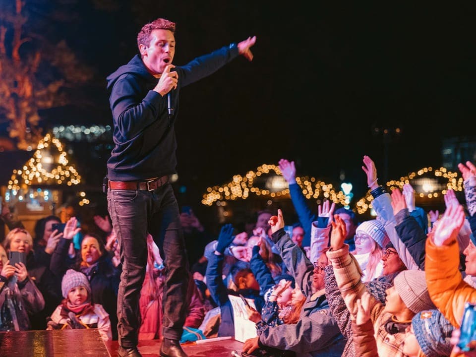 Sänger Bastian Baker spielt ein Konzert